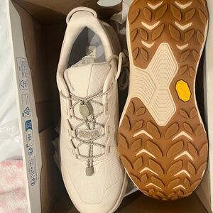 Hoka W Transport 9.5B EEGG